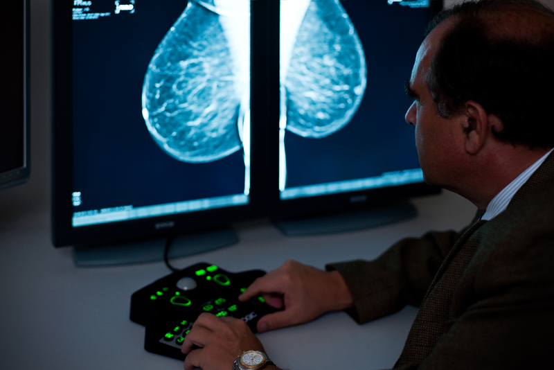 Een radioloog beoordeelt digitale borstfoto’s