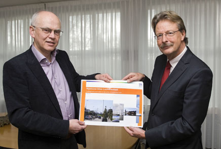 Feestelijke overhandiging van de eerste editie van de Rijnmondatlas Luchtkwaliteit door Jan van den Heuvel, directeur DCMR Milieudienst Rijnmond, aan Reinout Woittiez, waarnemend plaatsvervangend DG van het RIVM.
