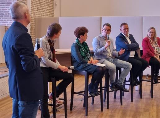 Panel over geleerde lessen; panel van vertegenwoordigers van de projectpartners tijdens de bijeenkomt in het gemeentehuis van Venray