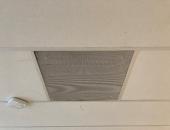 Luchtafvoer rooster in plafond in een school