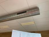 Luchtinvoerunit in plafond van een school