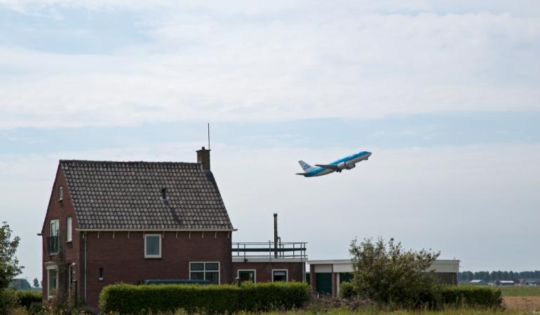 huis naast landingsbaan Schiphol