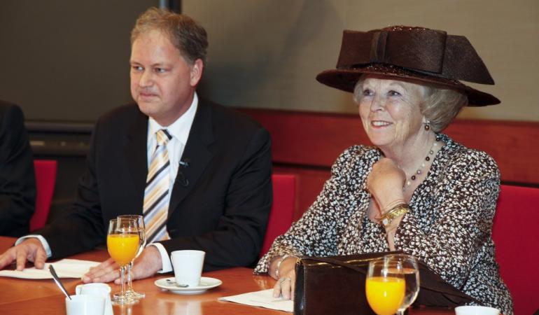 Queen Beatrix visits RIVM 2009