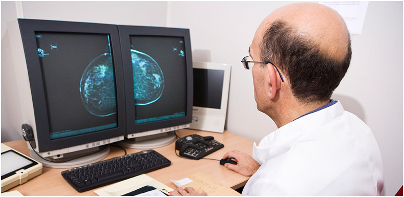 Een radioloog beoordeelt digitale borstfoto’s