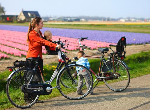 vrouw met kind op fiets