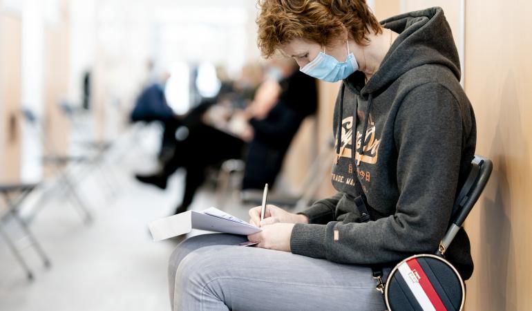 Vrouw wacht op COVID vaccinatie