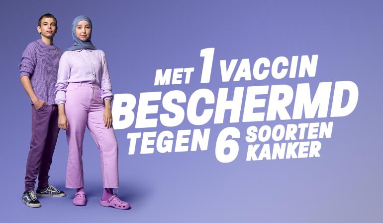 2 tieners poseren bij de tekst 'Met 1 vaccin beschermd tegen 6 soorten kanker'