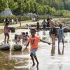 Spelende kinderen in het water