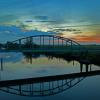 Brug bij ondergaande zon